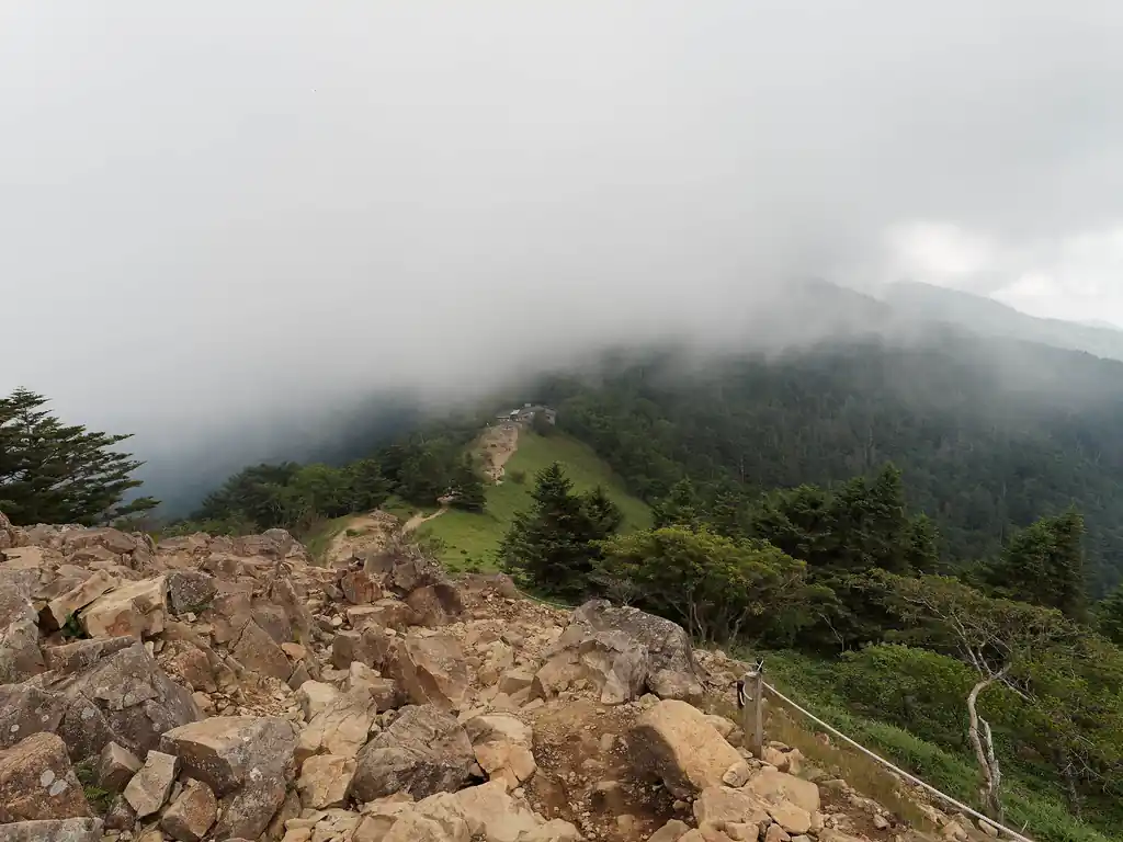 小ピークを越えると介山荘が見えてきました。