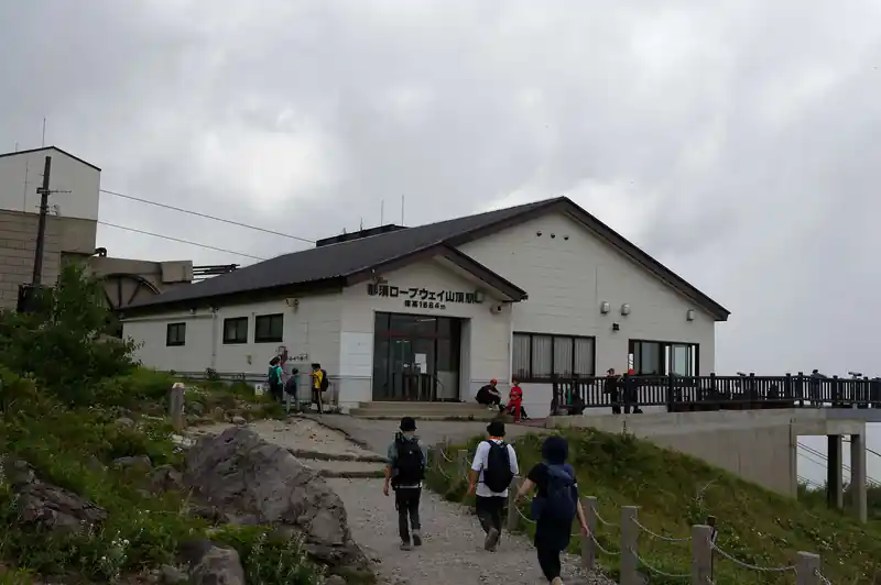 那須ロープウェイ山頂駅に到着。

展望台にも行ってみたんですが、またガスってきていて景色はあまり見えず。

ここにも自販機と簡単な食べ物を提供している店があったんですが、価格はどうも山麓駅と変わらない模様。

ロープウェイは20分間隔で運行されていました。
ロープウェイで降りる途中、ガスに飲まれて真っ白になったあと、イワツバメが大量に飛んでいる空域を抜け、無事山麓駅に到着。

那須塩原駅行きのバスに乗り込み帰宅となりました。

いや～しかし暑い1日だった。日焼け止めを塗っていたのに、両腕しっかり日焼けしてしまいました。

三斗小屋温泉は完全予約制のテント場もあるらしいので、次来るときはテント泊で来たいところですねえ。