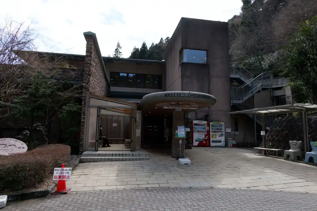温泉、食事はなかなか良かった。ただ温泉の洗い場、水圧が妙に低いのがちょっとね、というところではあります。贅沢な悩みでしょうが。

入り口の右側にザック置場があるんですが、入館時は結構空いていたザック置き場が、退館時にはほぼ埋まっていました。あとどうも人が多すぎるみたいで、入場制限も行われていたり、結構人気なよう。

この建物の前のところがバス停になっているので、あとはバスに乗れば武蔵五日市駅までつきます。