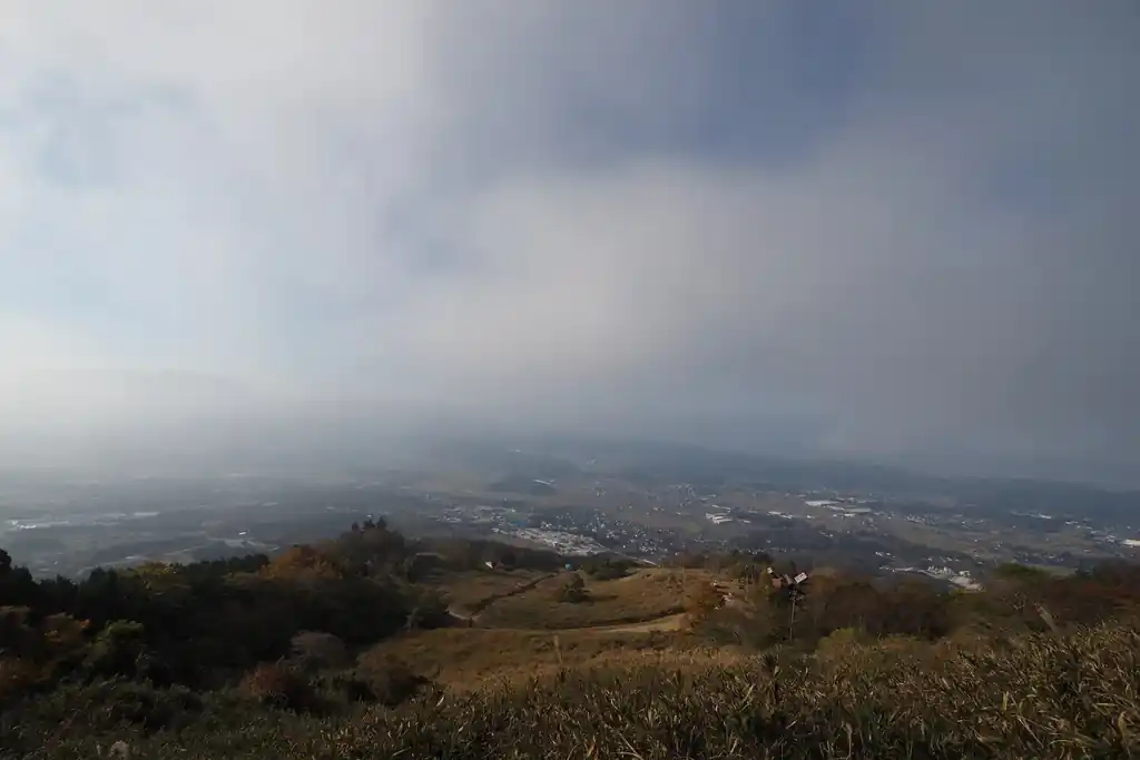 既に標高は600m近い。秩父でいうところの皆野破風山の山頂と同じくらいだ。見晴らしはいいけど、まだまだ始まったばかりである。 