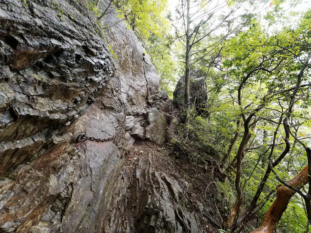 大岳山荘を抜けると、しばし岩場の区間。
人がいないので通過しやすくて良い。人が多いとすれ違いが本当に大変なんですよここは。
念のため、向こうから来る人に気づいてもらうように熊鈴を鳴らしておく。それにしても雨に濡れた岩ってなんでこんなに怖いんだろう。
前歩いたときは怖さはそんなになかったんだけど、この日は確かに怖さがある。滑ったらやべーぞ・・・と思いながら通過する。

どうせ人来ないだろ～と思って、向こうが見えない岩場に突っ込むワタクシ。そしたら向こうから歩いてくる人がいて、やっちまったわ…と思ったものの、向こうはまだ岩場の入り口だったので、事なきを得た。