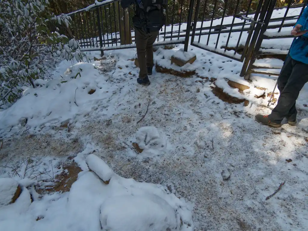 なお、ここはやはり人が多く滞留するためか雪が踏み固められてツルツルに滑る状態になっていた。