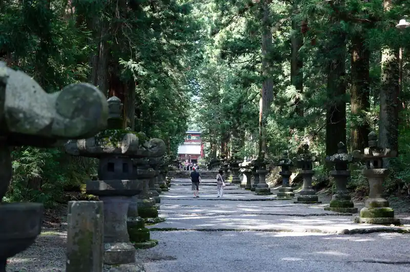 冨士浅間神社に到着。ここを抜けて歩いていくのが馬返しまでの道のり。

ここはずいぶん荘厳な雰囲気。この森の中に入ると一気に涼しくなった。
如何にも外国人好きそうな場所だな～と思ったけど、外国人観光客はそれほどおらず。