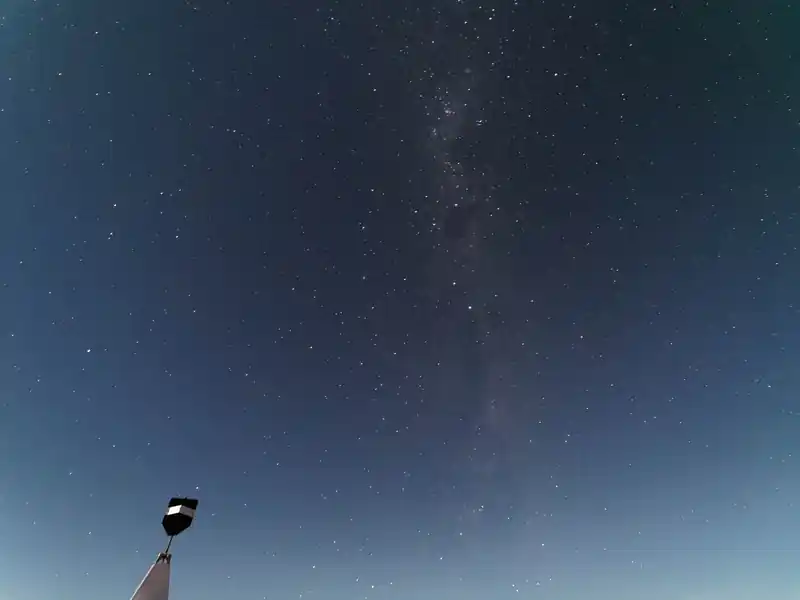 テカポ湖ではまたまたHISのオプショナルツアーを利用して星空観賞ツアーに参加。
ダークスカイプロジェクトの建物でチェックイン後、ガイドさんを待っていたら運良く日本人ガイドさんでして、非常に助かりました。
これ、英語だったらたぶん星空を2時間眺めて終わってたわ。HISのツアーページにもある通り、確定で日本人ガイドさんではないので…。

なお、当日は結構風が強く、寒かったんですが、防寒着を貸してくれるので、しっかりした防寒着を持っていかなくてもなんとかなるとは思います。

最初に自由に写真撮影タイムでしたが、その後ガイドさんの星空説明やら、天体望遠鏡で色んな天体を見たりして、貴重な体験が出来ました。
というか、こんなに星が見えたのは生まれてこの方初めてかもしれない。