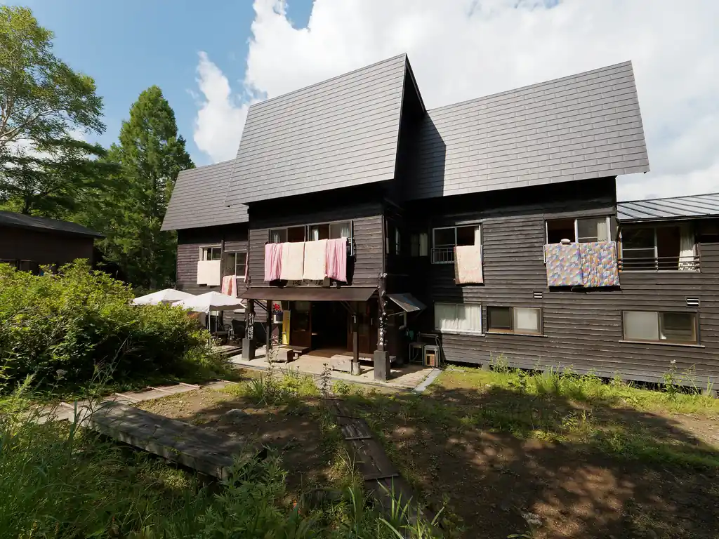 そんなこんなで見晴につく。ここは小屋が集まっていて、今回歩いたルートの中だと一番賑やかなところだったかも。

トイレも当然あるし、軽食が食べれるところ、売店などいろいろある。ここらへんで夕陽を眺めながらのんびりしたい。
いつかそういう時間を過ごしたいところでしたが、まだまだ先は長いので適当に写真を撮ったら、龍宮小屋に向かいます。