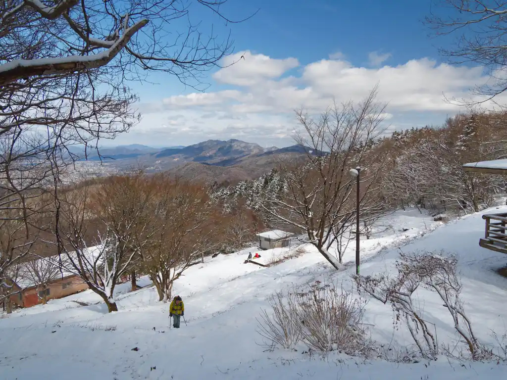 ここのウッドデッキや東屋で休憩している登山者が数人。
