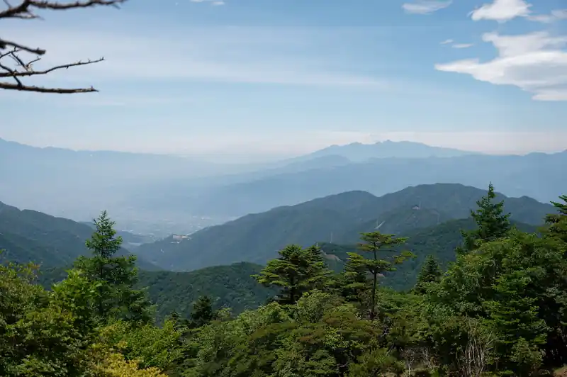 奥に八ヶ岳（たぶん）。
今夏は八ヶ岳行きたかったけど、ちょっと難しいかも…。行ってみたいなあ…。