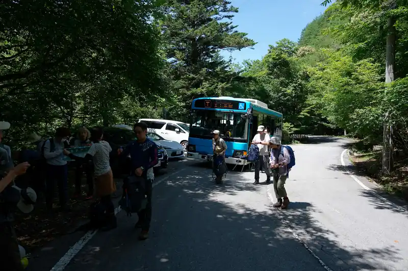 バスに揺られること30分、三つ峠登山口バス停に到着。
バスの車内は登山者でいっぱいでしたが、ほとんどの登山者がここで降りていた。
立ち客も出るくらいで、なかなか人気の路線に見えるものの、1日1本、河口湖駅9時50分発が始発で終バスという、これを逃したら後にも先にもどうにも行かないバスです。