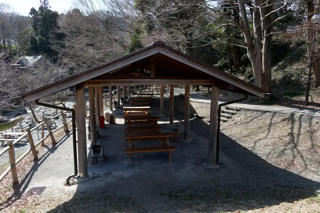 トイレから一段降りたところにあるバーベキュー広場。ここで一旦荷物を整えます。