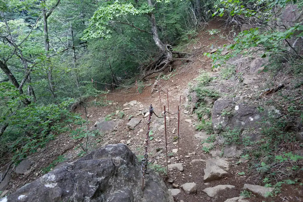 八十八躰供養塔以降は登りは少なくなるのですが、山の斜面をトラバースするような道が続きます。
気持ち程度の柵はありますが、頼るには心もとないので気を付けてあるきましょう。
