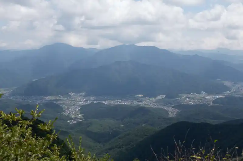こちらの山は倉見山。
良い山でしたが、山頂手前の落ち葉だらけの急登を下るのが怖すぎた。