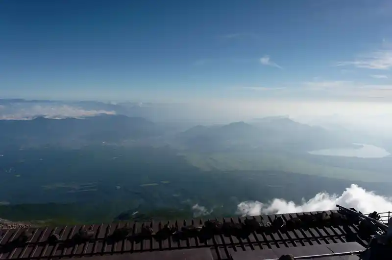 何度も振り返って景色を見てしまう。低山歩きも好きだけど、こういう景色は高山に来ないと見れないよなあ。