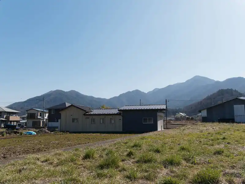 徐々に杓子山が近づいてくる。
左は倉見山、右が杓子山。間の稜線が難路の縦走路だろう。