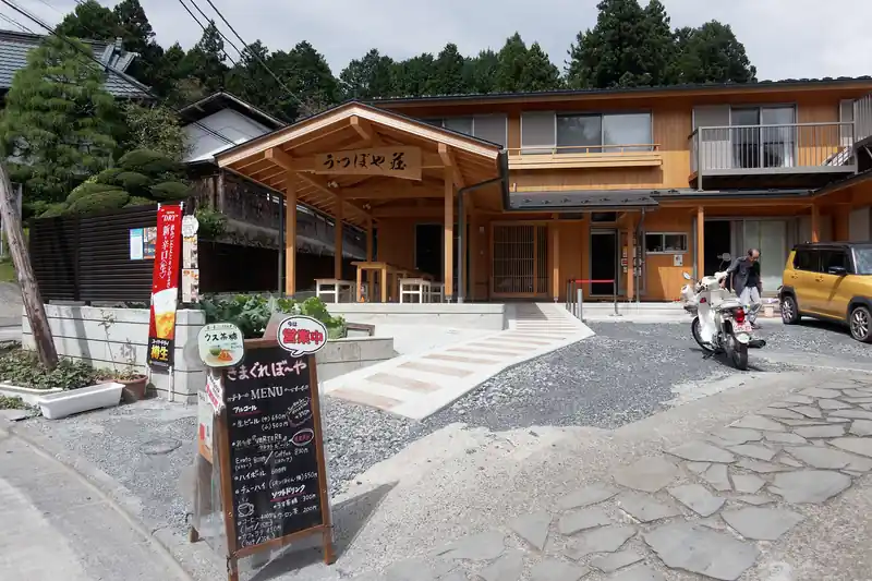 前々から建設中できになっていた建物はすっかり完成。色々と飲み食いできるようですが、今日は単独行で入る勇気ないのでスルー。