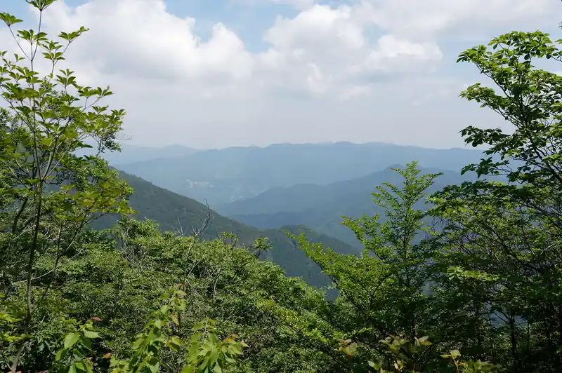 ちょっと景色が良い場所があったり。
奥の方に見えるのは横瀬丸山。その手前に二子山も見えているんですが、木が邪魔で2つの峰が見えません。