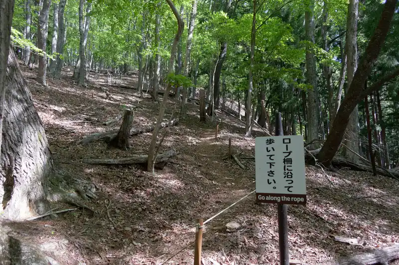 早速ガイドロープが登場。
確かにこのあたりは広く、どこでも歩けそうでロープがないと困ってしまうかも。昔は、下山時は特に要注意だったんじゃないかと思われるが、現在はガイドロープがあるので安心。
写真だとわかりづらいが、ここもそこそこの急坂となっている。途中で先行の登山者1組を追い越す。