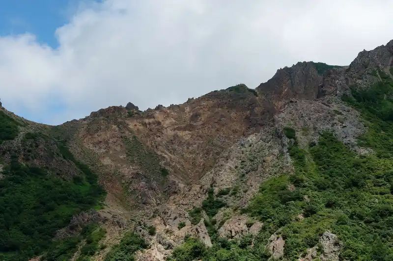 右に朝日岳。