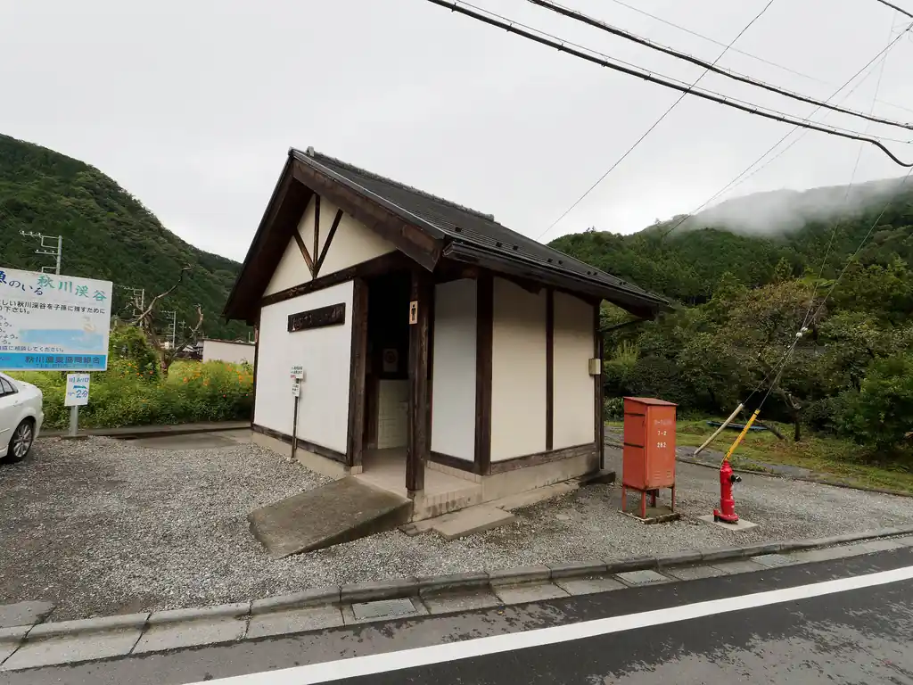  荷田子バス停すぐ近くに公衆トイレがあります。公衆トイレだし個室は和式かな～と思って利用したら洋式でよかった。ただ明かりがなぜかつかないので、結構暗い。
ちなみに、 武蔵五日市駅から乗ったバスには他に登山者っぽい人が二人いましたが、荷田子バス停で降りたのは私だけ。
今回は大岳山まで一人かな～と思っていましたが、道中5人くらいとすれ違いまして、予想より意外と多かった。
