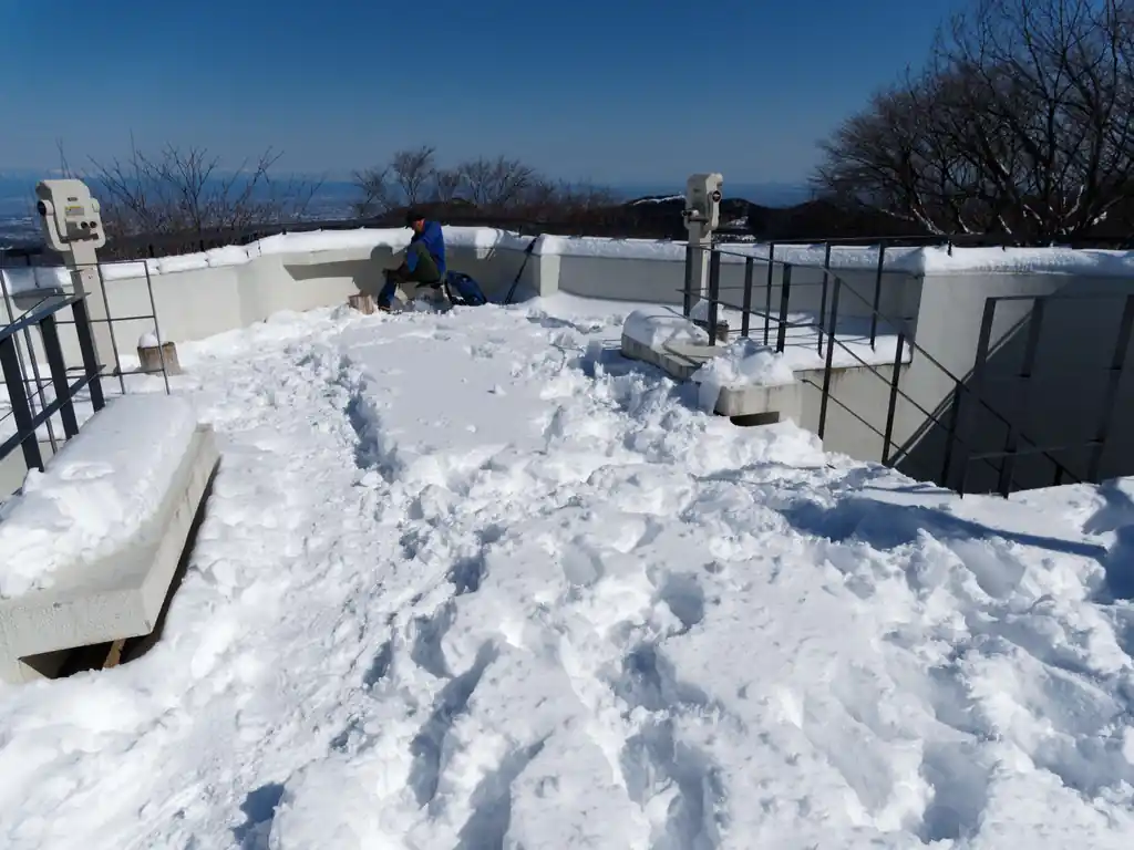 山頂の展望台。しっかり雪が積もっています。