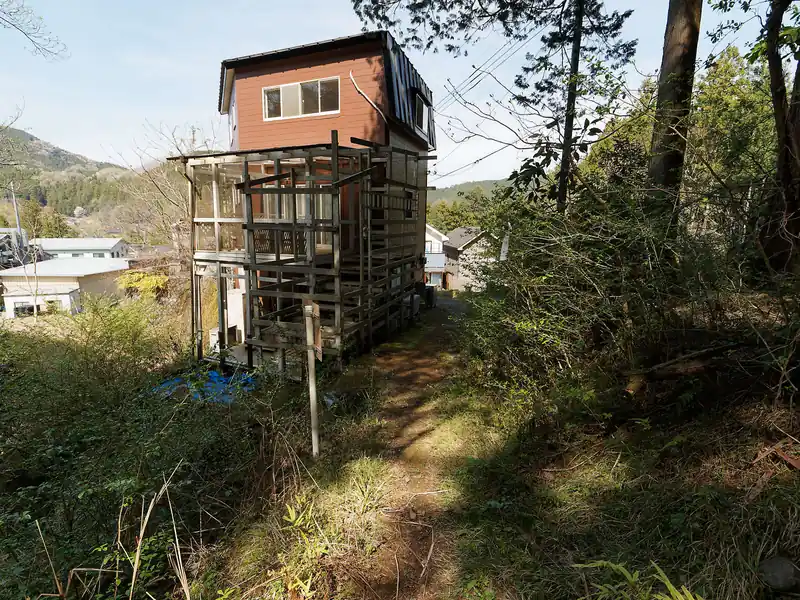 民家の横に出てきた。ようやく下山で一安心。