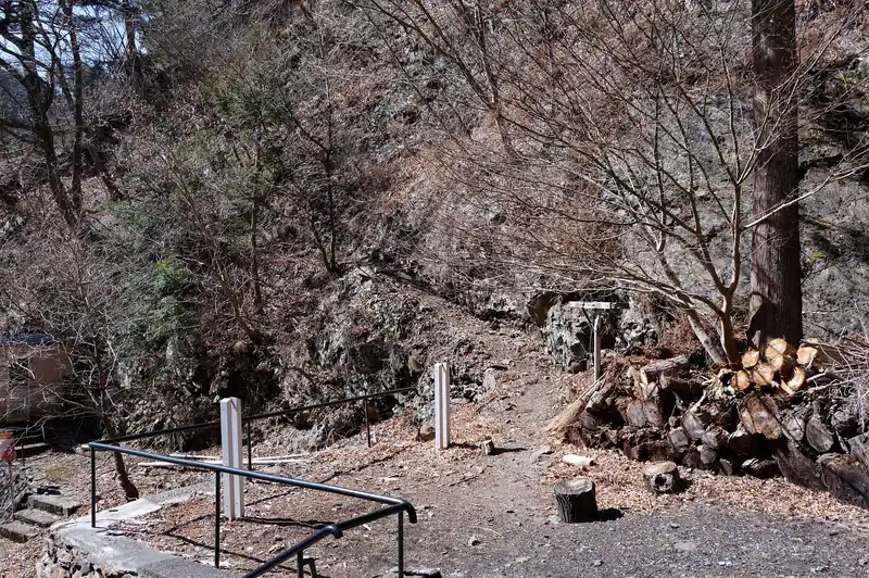 もう一個、山側に道っぽいものもあって気になったものの、行きませんでした。