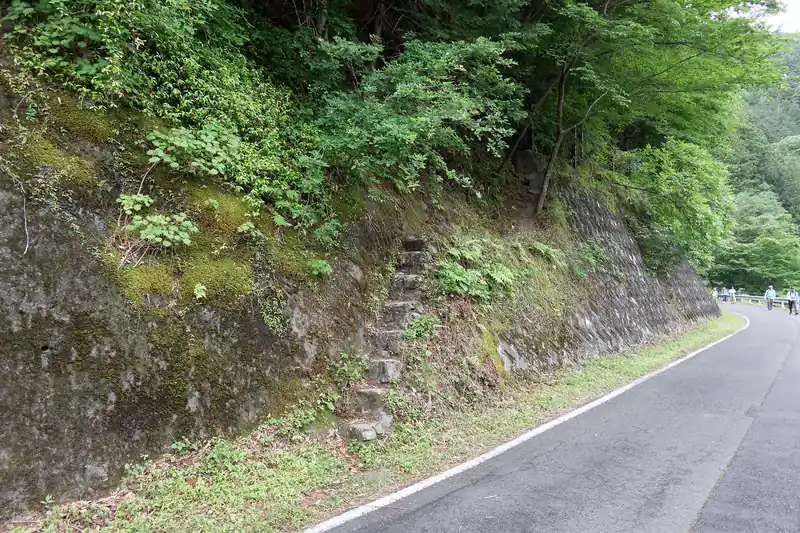 途中、棒ノ折山のバリエーションルートの登山口を探したりしていたのだが、これが正にそれっぽい。
ちょうど登山者がここから入っていくのを目撃。