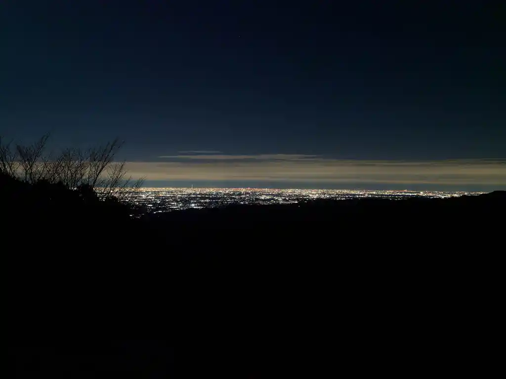 夕飯を終え、歯磨きも終えたので、カメラを持って夜景撮影にキャンプ場内をウロウロする。本当は堂平山山頂あたりで写真を撮りたかったが、あのあたりは夜間立ち入り禁止という張り紙があったので、やめておいた。

これは小川町方面？の街並み。街の明かりが煌々と輝いている。
めちゃくちゃ寒い代わりに、空気は澄んでいて雲もなく、絶好の夜景撮影日和だ。