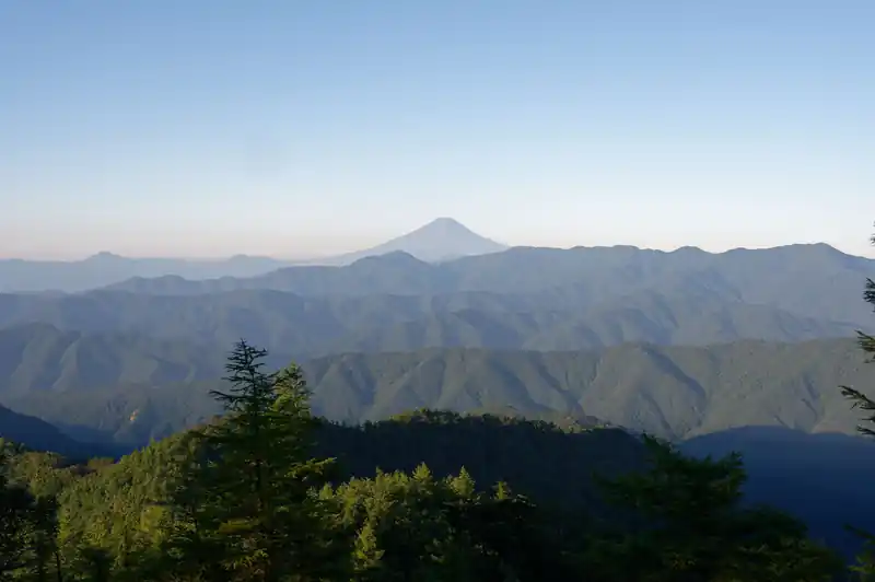 そのまま七ツ石山に向かっていたら、富士山が見えました。良いですねえ。