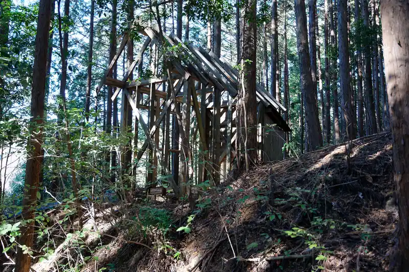もう一棟、建築中のような小屋もありますが…。