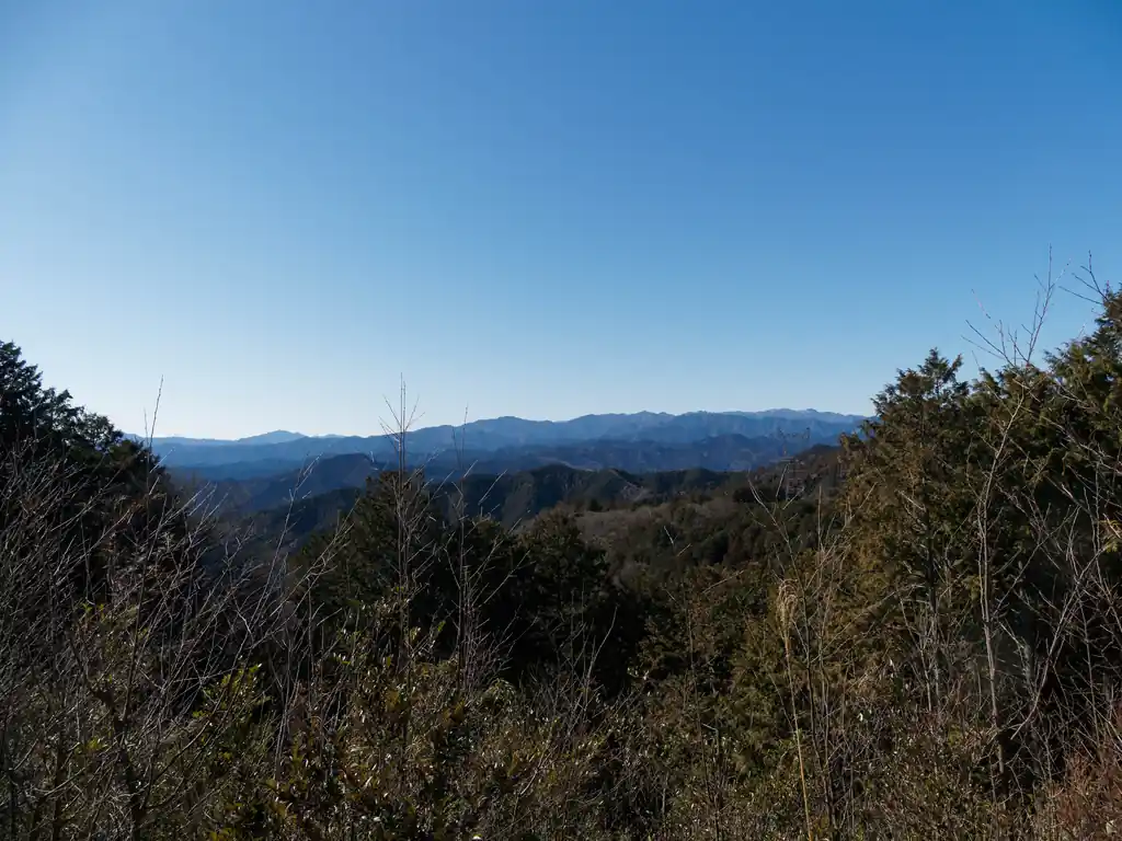 こっちは南側の景色。向こうは飯能アルプスの山並みかな。その奥はたぶん奥多摩だと思う。