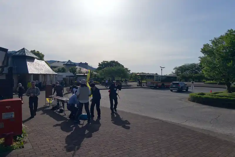 というわけで大倉バス停である。渋沢駅からは約20分ほど。
バスは当然満員。まだ朝7時だというのに、バス停近辺は登山者でごった返している。
この日は快晴ということもあり、登山計画書提出キャンペーンが行われていた。

私は既に、妻、私の母、ココヘリに計画書を提出しており、YAMAP経由でも神奈川県に登山計画は行っているはずなので、ここでは書かなかった。