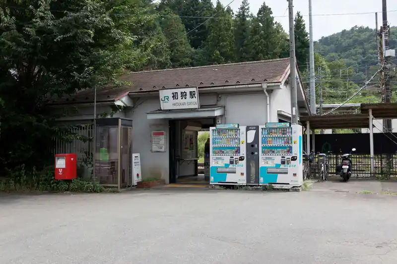 舗装路を歩いて初狩駅に到着。
自販機でコーラが買えるといいな～と思っていたんですが、なかったのでオロナミンCです。
次の電車まで30分以上あるので、余っていたパンを食べたりして時間を潰します。