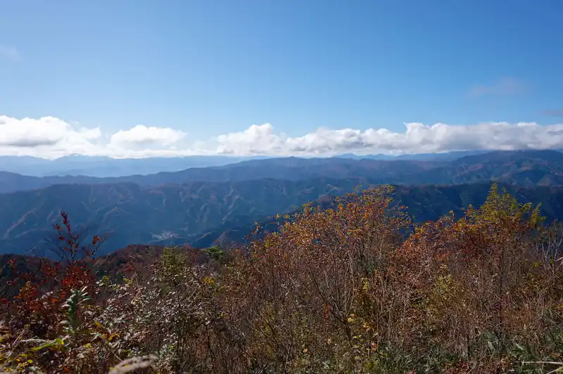 中央の尾根が浅間嶺の尾根でしょうね。
その奥が笹尾根かな。