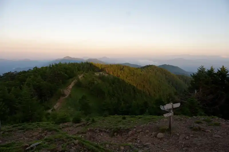石尾根に影が落ちています。
こういう景色は山に泊まらないと見れません。山に泊まるってのはやっぱり良いなあ、と思います。
