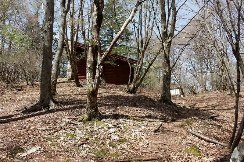 水場からすぐのところに鷹ノ巣山避難小屋。