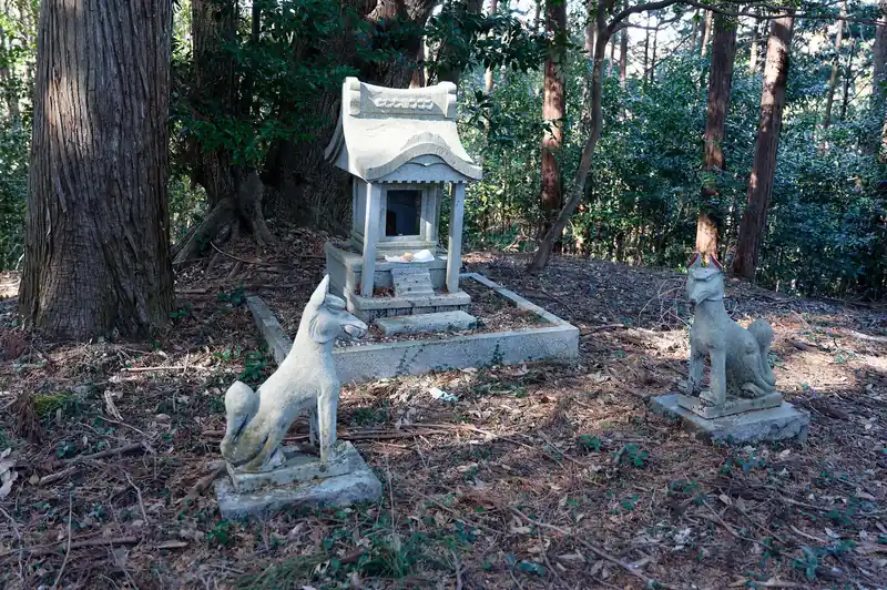 途中、謎の祠とキリッとした狛犬に遭遇。