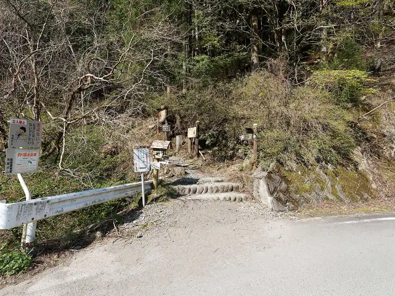 さわらびの湯バス停からしばらく歩いて登山口へ到着。
周辺に車を止められるスペースはあるんですが、既にいっぱいな感じでした。