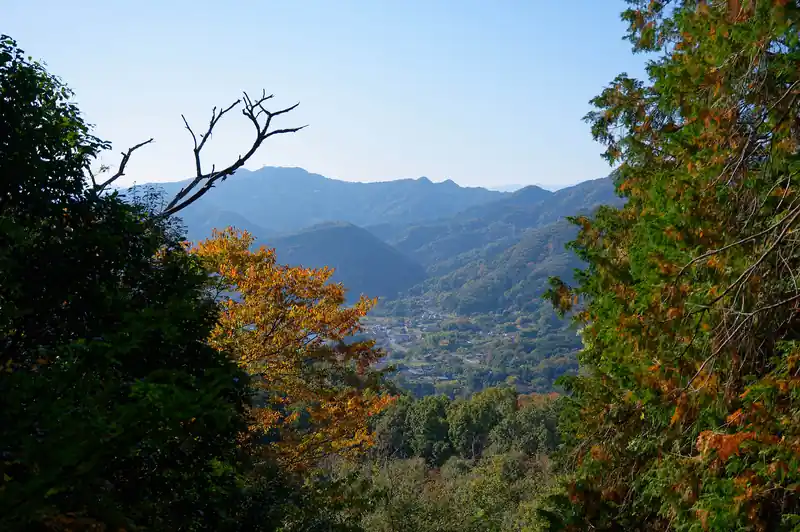 階段途中で振り返ると東秩父の山並みが見えました。