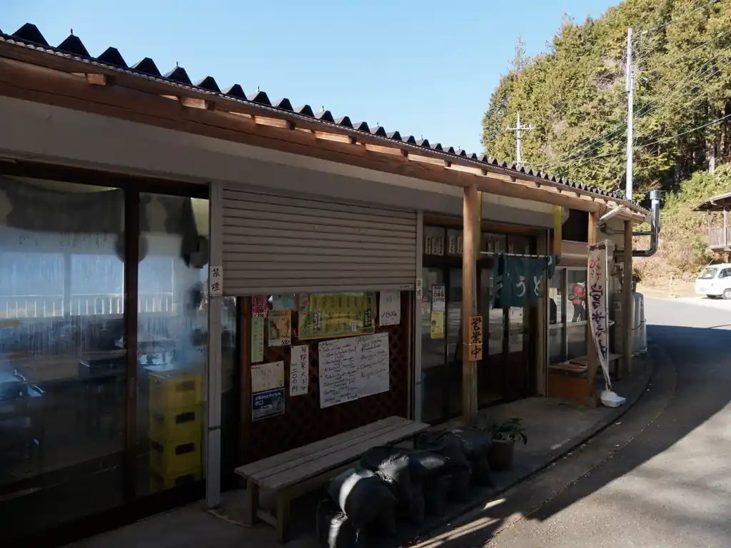 平九郎茶屋は営業中。まだお昼前なのでお客の姿はあまりみえないが。