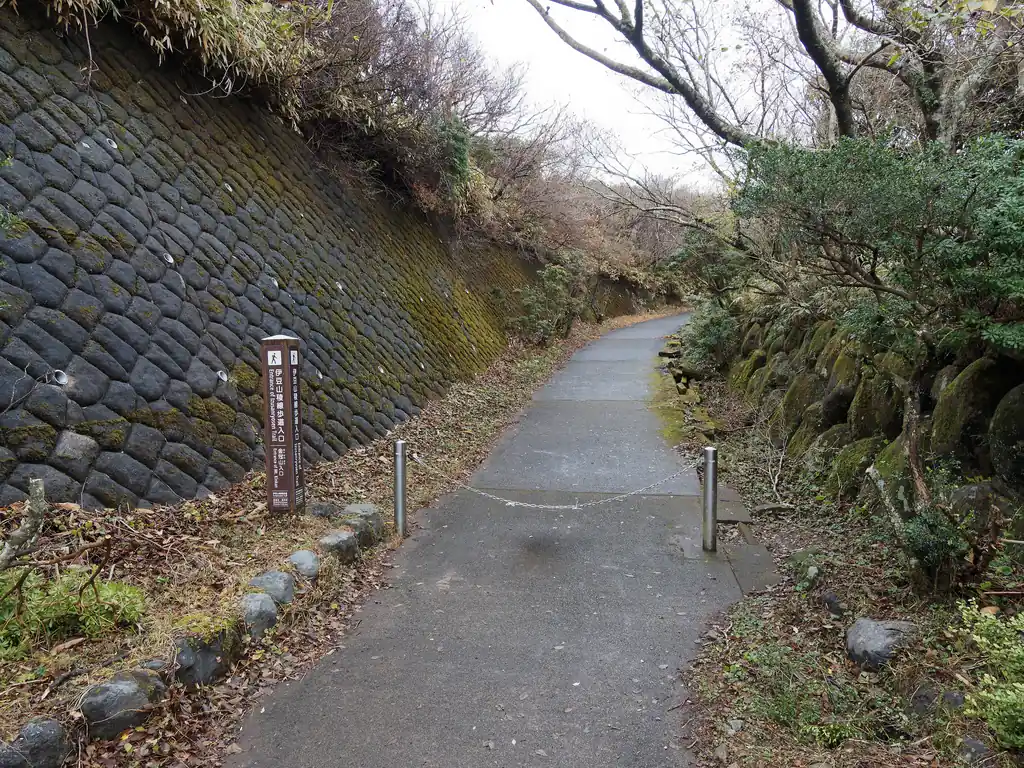戸田峠から再び登山道に入る。