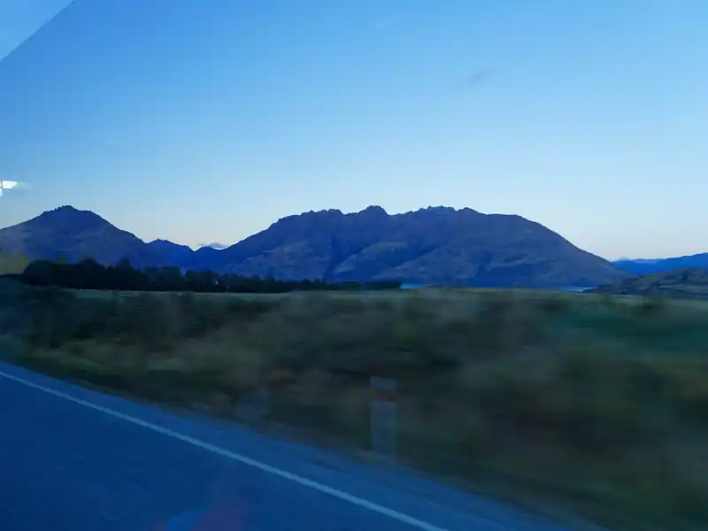 RealNZのバスの車窓から。地味にバスのガラスに反射して変なものが写ってますが…。
C-PLフィルターをカメラのレンズにつけておけばだいぶ緩和できたかもな～！と後悔しました。