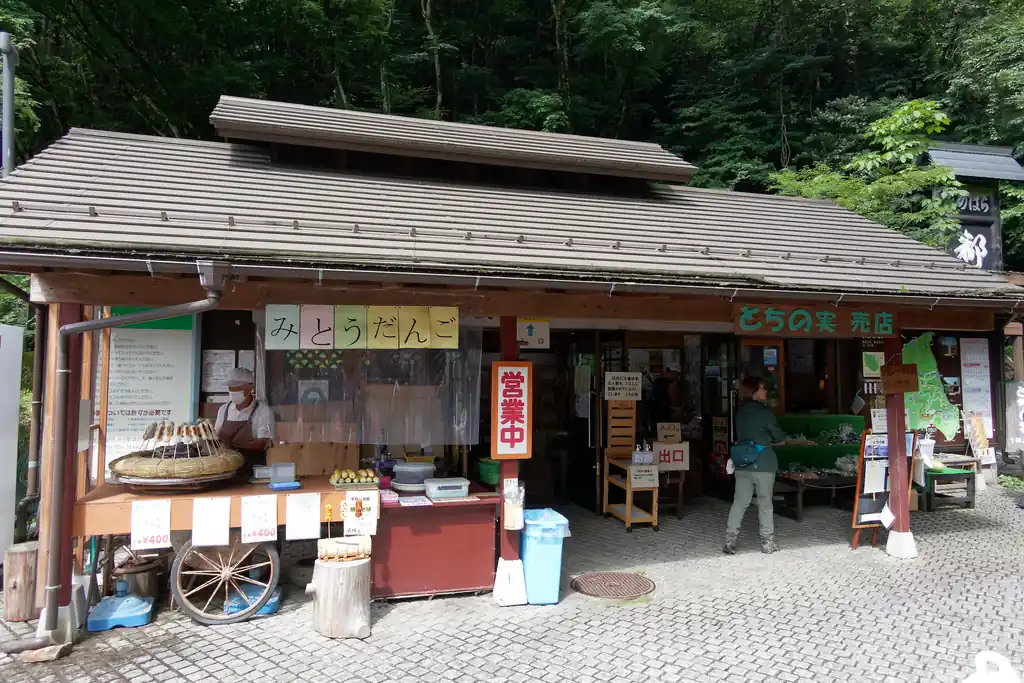 お土産物屋的な物産店もあったりと、山奥にも関わらず意外な賑わいです。
なお、この都民の森バス停で既に標高は1000m。半袖でしたが、既にそこそこの涼しさを感じます。