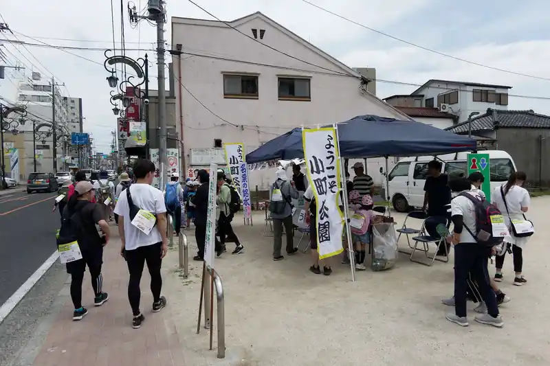 小町公園のエイドに到着。ここまできたらゴールは目前。飲水はなくなってきているが、ここで補給する意味なし！と通過。

この先で飯能銀座通りに入る。