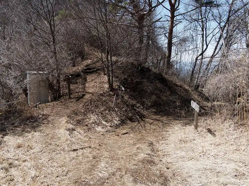 左が高座山への道。
右が不動湯。