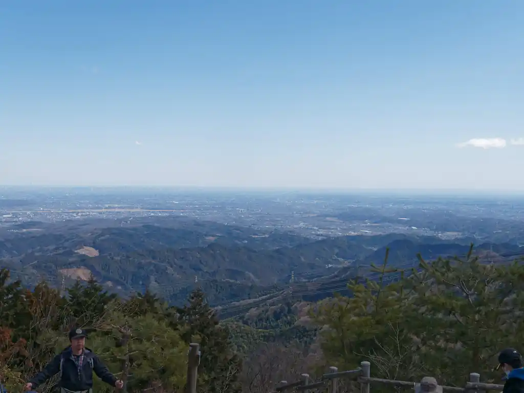 天気は良いのに春霞でイマイチ。遠くの方はボヤケている。
冬ならもっと遠くまで見渡せると思うのだが…。
