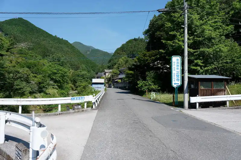 準備を済ませたら舗装路を歩いて出発。
