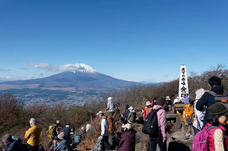 山頂に到着。相変わらず人が多い山頂。
この日はドローンを飛ばしている人がいたり、法螺貝のような物を吹いてる人もいて、なかなかカオスでした。