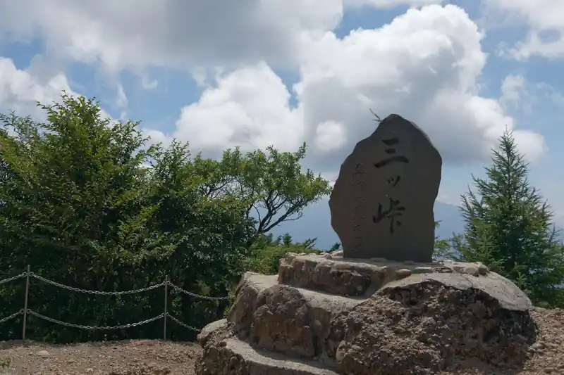 というわけで三ツ峠到着です。
ここまでくれば大勢の登山者が山頂で休憩…していると思ったんですが流石に直射日光の差す山頂で休憩している人はおらず、下山していく登山者の姿ばかりです。