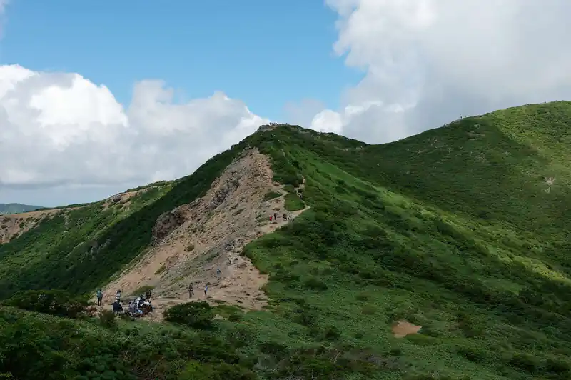 朝日岳方面へ登って行って振り返ると素敵な景色です。

朝日岳に登ったあとにあっちは歩く予定。