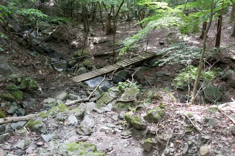 登山口から下ってすぐのところに橋。写真は渡り終えた後に撮ったものです。